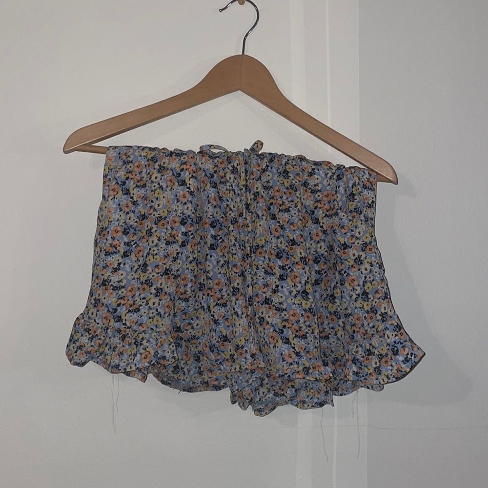 sienna sky flowy floral shorts size small!
